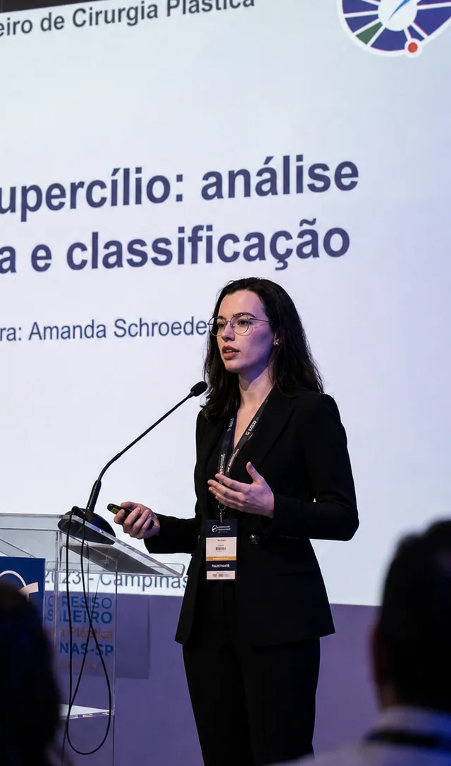 Dra. Amanda Schroeder em ambiente profissional