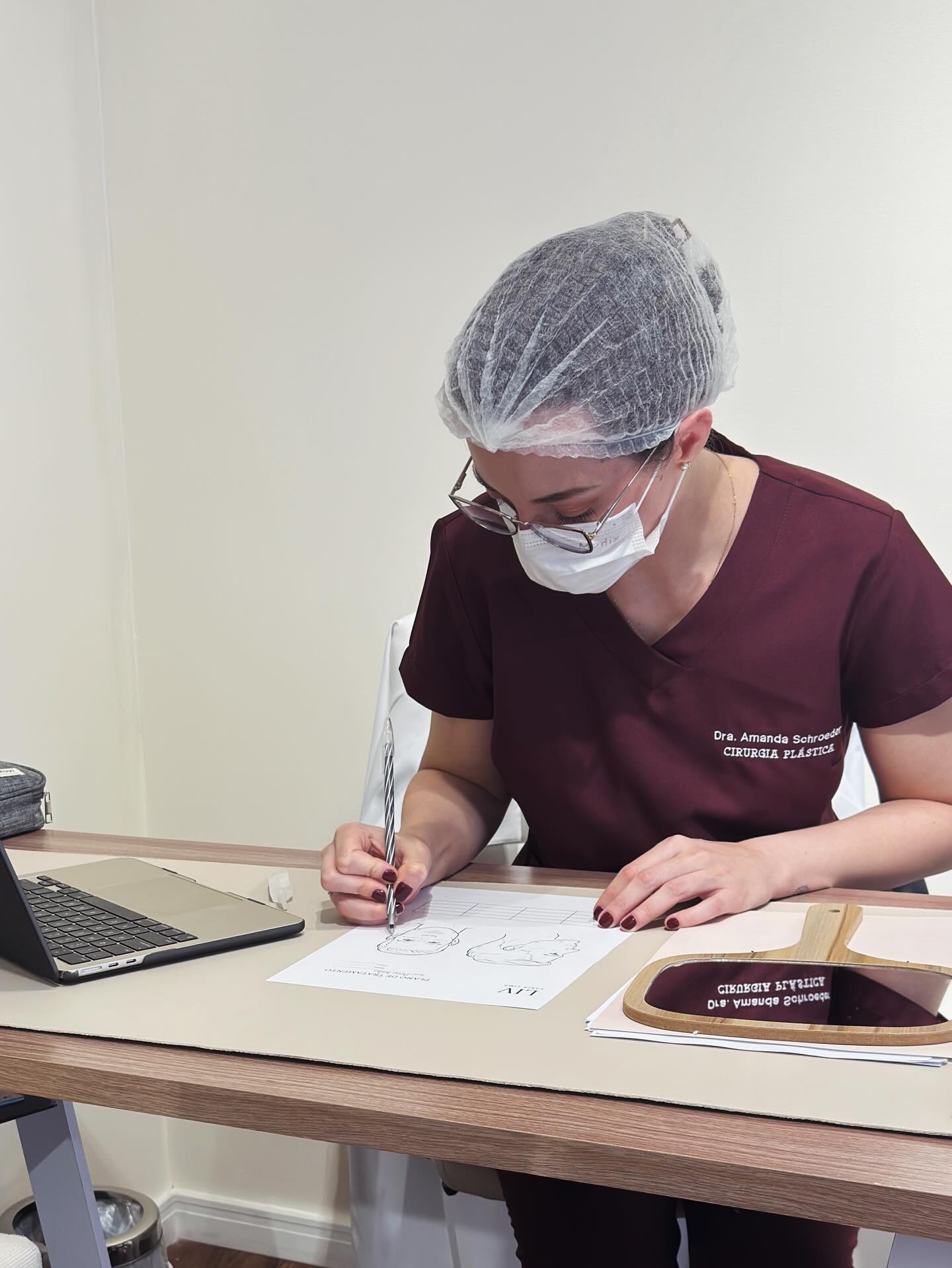 Dra. Amanda desenhando um planejamento durante a consulta
